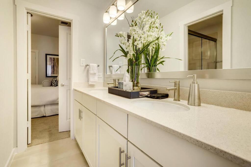 Gorgeous 4 Bed On St Mary's - Minutes To Riverwalk/pearl Hébergement de vacances San Antonio