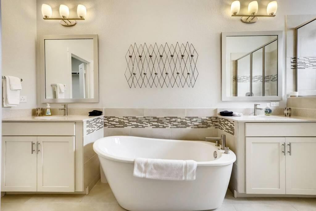 Gorgeous 4 Bed On St Mary's - Minutes To Riverwalk/pearl San Antonio